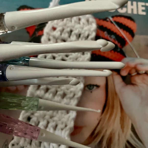 Colorful Crochet Hook Set 2.5mm-6mm (eight hook set) - Picture 3 of 4